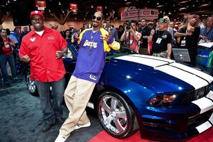 Snoop Dogg a Ford Mustang