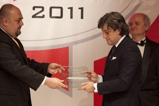 Krumislav Barzov a Rudolf Karpat předávají CompanyBest Lukovi de Meo (Volkswagen)