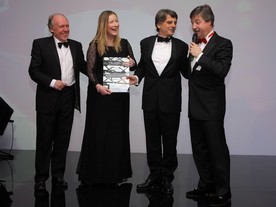 Vítěz ManBest 2013 Ralph Speth s Ianem Callumem a Fionou Pargeterovou