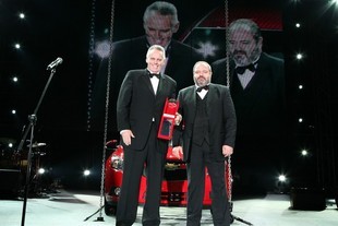 Wayne Brannon (ředitel Chevrolet Europe - vlevo) s cenou AutoBEST a president jury Ilja Seliktar (Bulharsko)