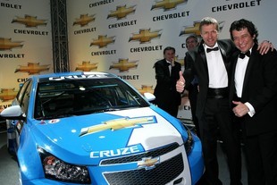 Ruský zástupce AutoBEST Max Kadakov s Okanem Altanem u vozu Chevrolet Cruze WTCC
