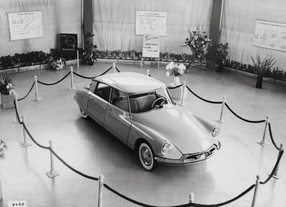 Představení Citroënu DS19 v pařížskéhm Grand Palais v roce 1955