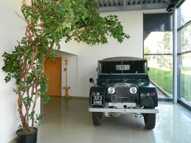 Expozice připomínající slavné expedice s vozy Land Rover