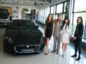 Jaguar F-Type Coupé, Andrea Verešová, Petr Dajbych, Lenka Dajbychová a britská velvyslankyně Jan Thompsonová