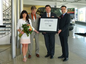 Lenka Dajbychová, Petr Dajbych, ředitel JLR pro Rakousko a ČR Georg Staudinger a marketingový ředitel Alexander Pachner