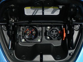 Nissan Leaf - vlevo CHAdeMO, vpravo zásuvka pro 230 V/16 A