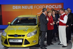 Alan Mulally vysvětluje princip systému Sync kancléřce Angele Merkelové