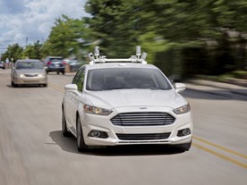Ford Fusion s autonomním řízením při testech v USA