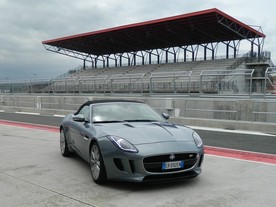 Jaguar F-TYPE na okruhu Navara
