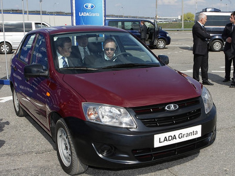 Putin předvedl vůz Lada Granta