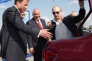 Komarov ukazuje Putinovi zavazadelník