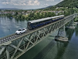 Land Rover Discovery Sport 200 Tdi táhnoucí vlak ve Švýcarsku