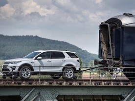 Land Rover Discovery Sport 200 Tdi táhnoucí vlak ve Švýcarsku