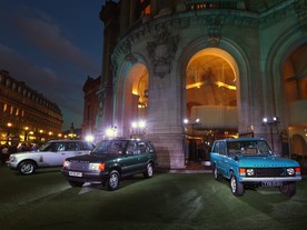 Range Rovery před pařížskou Operou