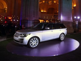 Range Rover IV před pařížskou Operou