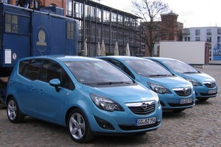 Vozy Opel Meriva před muzeem v Hamburku