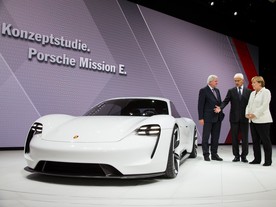 Na IAA předvedl Mathias Mueller Porsche Mission E kancléřce Merkelové