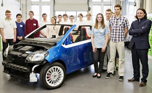 16 mladých talentů Škoda Auto Středního odborného učiliště strojírenského staví ve spolupráci s šéfdesignerem značky Ško