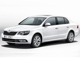 Škoda Superb s širší maskou chladiče a nově tvarovanými předními světlomety