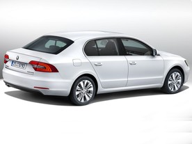 Škoda Superb s novou grafikou zadních svítilen