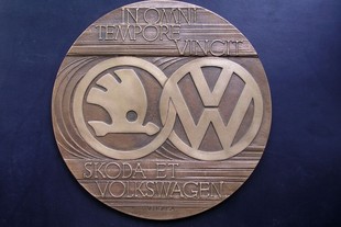 Plaketa ze spojení Škody a VW