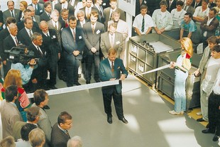 Václav Havel otevírá novou výrobní halu v roce 1996