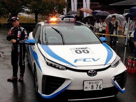 Akio Toyoda a Toyota FCV rallycar