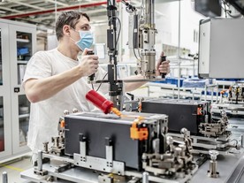 autoweek.cz - V Mladé Boleslavi se už montují i akumulátory