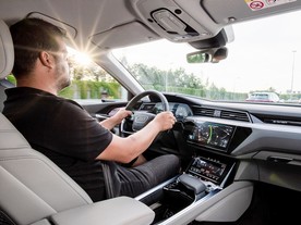 autoweek.cz - Řidiči dávají přednost tlačítkům před dotykovými displeji 