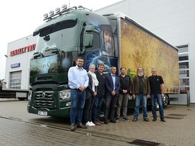 autoweek.cz - Renault Trucks T 480 s originálním airbrushem Robinson Crusoe