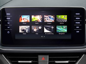 autoweek.cz - Hlasový asistent Škoda Laura získal ocenění SmartBest 2019