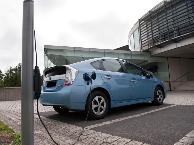 Elektromobily kupují mladší zákazníci než hybridy