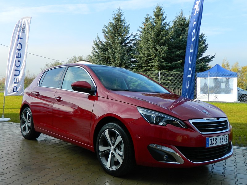 Nové vozy Peugeot s palubními systémy v češtině