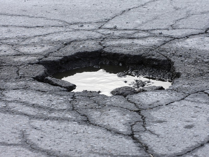 Poškodily jste si auto na výtlucích? Vysoudit můžete desítky tisíc