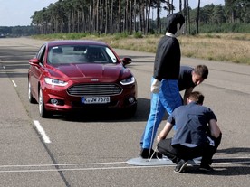 autoweek.cz - Mondeo se systémem detekce chodců