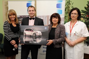 autoweek.cz - FN Motol převzala výtěžek z aukce vozu mama up!