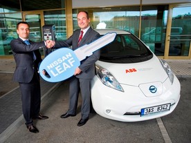 autoweek.cz - Nissan předal první Leaf