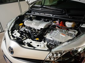 autoweek.cz - Program pro baterie hybridních vozů