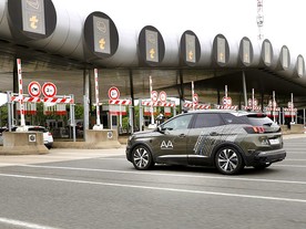 autoweek.cz - Autonomní vůz PSA jezdil mýtnou bránou