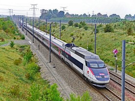 autoweek.cz - Železnice proti letectví i kritika zavádění nabíjecích míst 