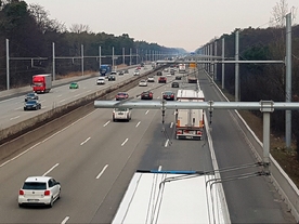 autoweek.cz - Nákladní auta na dálnici s trolejí 