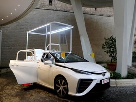autoweek.cz - Papež František dostal vodíkový papamobil