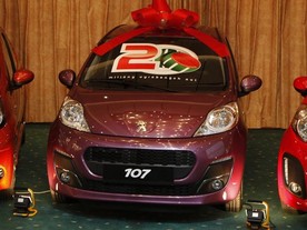 autoweek.cz - Kolínský jubilant z TPCA rozvezl 3000 knih