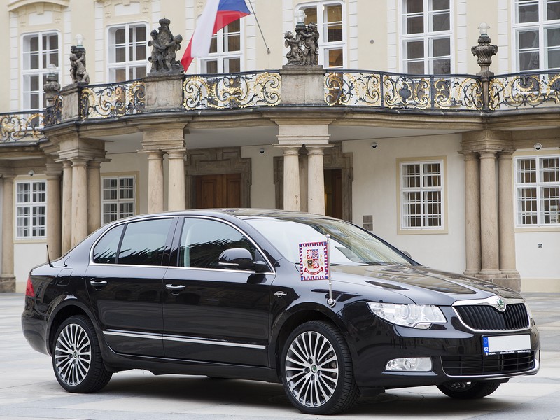 Český prezident jezdí vozem Škoda Superb