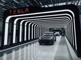autoweek.cz - Tančící Musk předal první Tesly z německé továrny