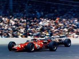 1967 Indy 500:  A. J. Foyt, Coyote Lotus-Ford, za ním Denny Hulme, Eagle-Ford