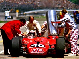 1967 Indy 500:  Parnelli Jones v boxu, vlevo v červeném saku Andy Granatelli