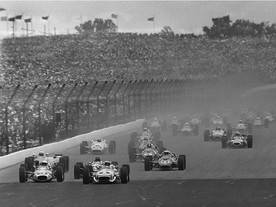 1967 Indy 500: krátce po startu vede Andretti