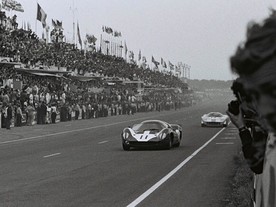 Lola-Aston Martin T70 Mk.III (Lola Cars/Team Surtees) Surtees/Hobbs, vzadu Mirage M1