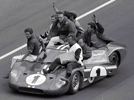 Oslava vítězství (na střeše uprostřed Dan Gurney)